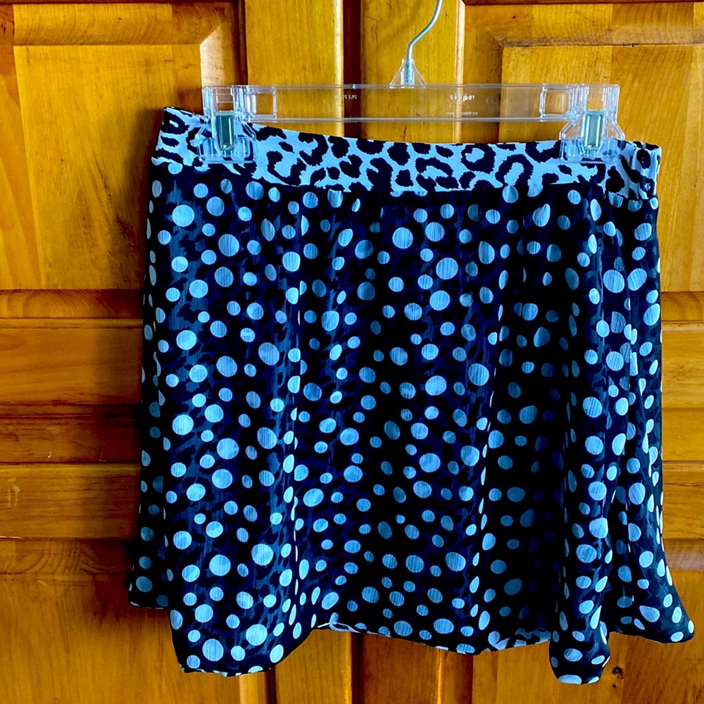 Black and white reversible skirt. Size small Don’t know brand.